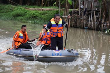 Pj Gubernur Banten Al Muktabar saat aksi bersih-bersih di Sungai Cibanten. (Ist)