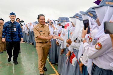 Pj Gubernur Banten Al Muktabar saat meresmikan Gedung SMAN 1 Lebak Wangi. (Foto : Humas Pemprov)