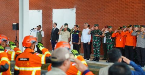 Menteri Prabowo Subianti saat melepas tim yang akan  berangkat ke Turki.