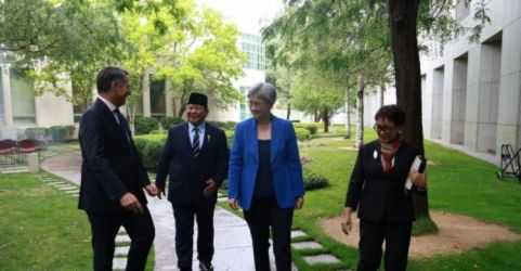 Menteri Pertahanan Prabowo Subianto bersama Menteri Luar Negeri Retno Marsudi saat melakukan kunjungan kerja ke Australia
