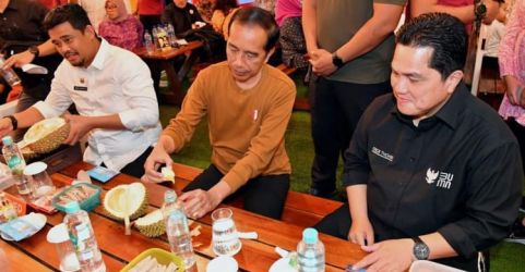 Presiden Jokowi saat makan duren disela-sela acara HPN di Medan. (Foto  : Setpres)