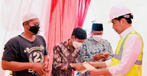 Presiden Jokowi saat menemui perwakilan warga yang meminta ganti rugi tanah terdampak tol Semarang Demak dipercepat. (Ist)