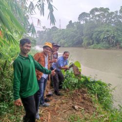 Kepala Departemen Sustainability Kholisul Fatikhin tengah menggali tanah dengan cangkul di bantaran Cisadane untuk menanam pohon. Meski rintik hujan mengguyur  tak menyurutkan niatnya untuk menjaga kawasan Cisadane tetap asri.