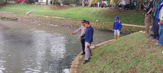 Petugas tengah melakukan evakuasi terhadap korban tenggelam di kali Bintaro, Pondok Aren. korban diketahui tenggelam setelah bermain di kali tersebut bersama dengan teman-temannya.