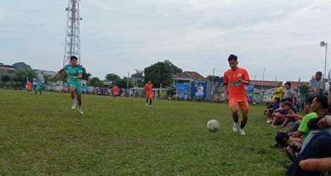 Pemain Putra Selatan (oranye) melancarkan serangan. (Foto: dok/Panitia Bina Jaya Cup).