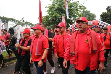 Rano Karno mengikuti jalan santai dalam rangkaian HUT PDI Perjuangan, di Kota Tangerang Selatan, Minggu (26/02/2023).(Istimewa)