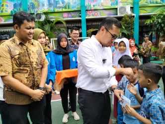 Pemerintah Kota Tangsel saat menyalurkan bantuan biaya pendidikan