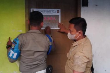 Petugas Satpol Pemkab Tangerang menyegel kontrakan yang dijadikan tempat prostitusi