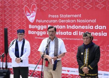Menko Marves Luhut Binsar Panjaitan pada acara Kick Off Gerakan Nasional Bangga Buatan Indonesia dan Berwisata di Indonesia di halaman Masjid Al Bantani, Kota Serang
