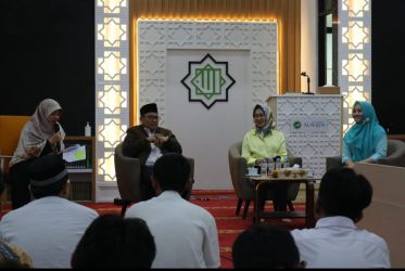 Ketua DPRD Tangsel Abdul Rasyid (dua dari kiri) Ketua PMI Tangsel Airin Rachmi Diany dan Analis Kebijakan Perlindungan Khusus Anak Tangsel Hartina Hajar.