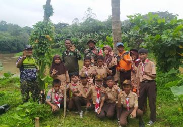 Pramuka asal SDN 3 Serpong diajari penerapan Pendidikan Ramah Lingkungan Hidup (PRLH) untuk masyarakat. Aksinya ini menanam pohon di bantaran Sungai Cisadane, Serpong.