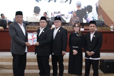 Waliktoa Tangsel Benyamin Davnie saat menyerahkan Raperda Perubahan Bentuk Badan Hukum Perseroan Terbatas Pembangunan Investasi Tangerang Selatan (PT PITS) menjadi Perusahaan Perseroan Daerah.