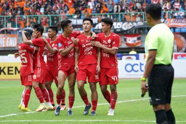 Selebrasi para pemain Persija usai unggul atas Arema FC