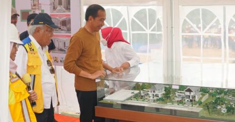 Presiden Jokowi saat melihat maket untuk perumahan Menteri di IKN. (Ist)