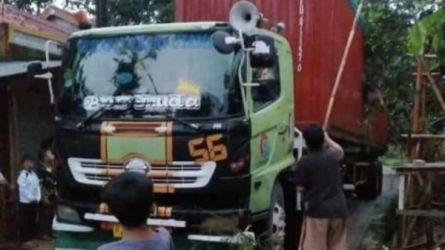 Truck nyasar masuk jalan sempit di daerah Pagedangan.