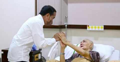 Presiden Jokowi saat meninjau Mantan Wapres Try Sutrino saat dirawat di RSPAD beberapa bulan yang lalu.