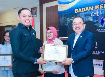 Badan Kehormatan (BK) DPRD Kota Tangsel memberikan BK Award kepada tujuh anggota DPRD Kota Tangsel yang memiliki prestasi, Kamis (9/2). Award tersebut diberikan guna meningkatkan kinerja DPRD Kota Tangsel.