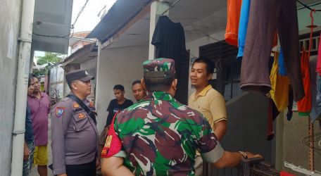 Bhabinkamtibmas Kelurahan Kedaung dan Babinsa Kedaung mengecek lokasi setelah mendapatkan informasi adanya dugaan upaya bunuh diri yang dilakukan seorang wanita.