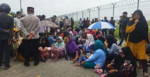 Aksi warga Rawa Rengas yang memblokir jalan akses Bandara