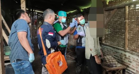 Mudilah warga serang ditemukan meninggal dengan cara gantung diri di dapur.