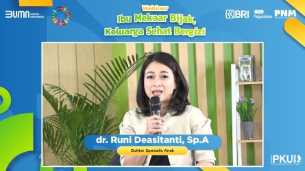 dr. Runi Deasiyanti, Sp. A saat memaparkan materi pada program Pengembangan Kapasitas Usaha (PKU) yang digelar PT PNM dengan tema “Ibu Mekaar Bijak, Keluarga Sehat Bergizi”.