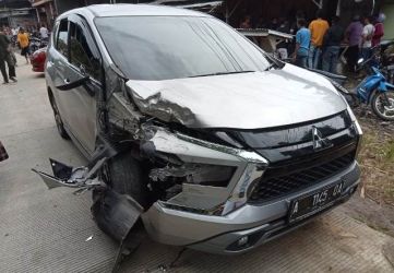 Kondisi mobil Xpander yang terlibat tabrakab adu banteng dengan mobil pickup