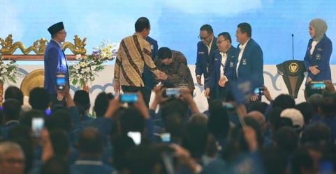 Mentwri BUMN Erick Thohir saat menyalami Presiden Jokowi sambul menundukan badan. (Ist)
