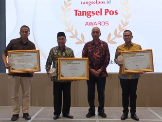Direktur Tangsel Pos, Agus Yuli (tiga dari kanan) foto bareng dengan Zarkasih Nur dan Pilar Saga Ichsan.