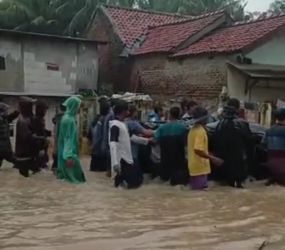 Warga Kampung Cirumpak saat mengevakuasi ke tiga korban tersengat listrik