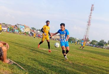 Bek asing Ad-Sya FC, David mengawal ketat penyerang Delano FC, Egi.(Foto: dok/Panitia Bina Jaya Cup).