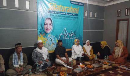 Airin Rachmi Diany (empat dari kiri) melakukan kunjungan silaturahmi ke tokoh masyarakat Kedaung.