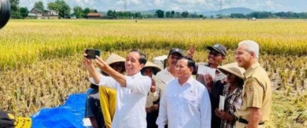 Presiden Jokowi beserta Menhan Prabowo Subianto dan Gubernur Jawa Tengah Ganjar Pranowo saat kunker di Kebumen, Jawa Tengah