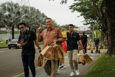 Bentuk Corporate Social Responsibilities, Aviary Bintaro berbagai takjil kepada pengendara dan warga sekitar.