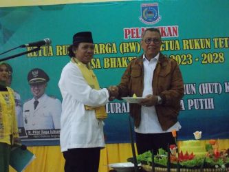 Lurah Cempaka Putih Tarmizi menyerahkan potongan tumpeng kepada Wali Kota Tangsel Benyamin Davnie dalam rangkaian pelantikan RT dan RW serta Tasyakuran HUT Kelurahan Cempaka Putih yang Ke-39.