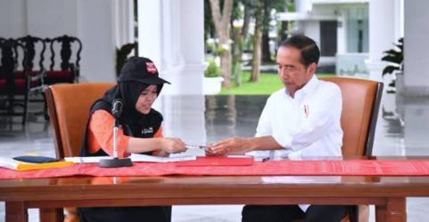 Presiden Jokowi saat menerima petugas pemutakhiran data dan penyusunan daftar pemilih di Istana Merdeka (foto: Ist)