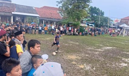 Penonton memenuhi lapangan.(Ist)