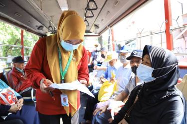 Petugas Dinas Kesehatan (Dinkes) Kota Tangerang tampak sedang mendata warga yang ingin mengikuti layanan Screening Tuberkolosis dan Diabetes Mellitus (TB-DM).