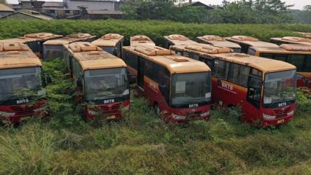 Bus Transjakarta yang terparkir dalam keadaan rusak. (Ist)