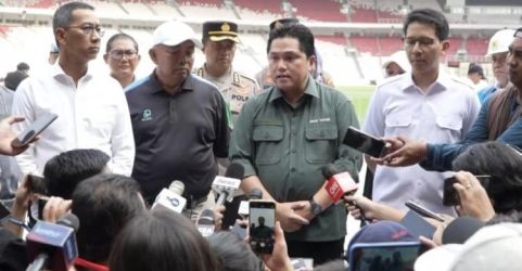 Ketua PSSI Erick Thohir bersama Wakil Ketua PSSI Zainuddin Amali saat meninjau Stadion Utama Senayan