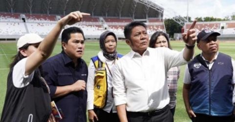 Ketum PSSI Erick Thohir saat meninjau Stadion Jakabaring, Palembang.