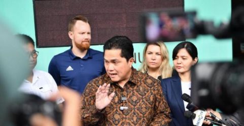 Ketum PSSI Erick Thohir bersama Wakil Ketua Umum PSSI Ratu Tisha saat memberikan keterangan pers di GBK Arena Senayan, Jakarta, Senin (6/3)