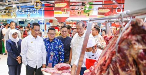 Pj Gubernur DKI Jakarta Heru Budi Hartono (baju putih panjang) dan Chairman CT Corp Chairul Tanjung (baju putih pendek) saat mengunjungi gerai daging di Transmart. (Ist)