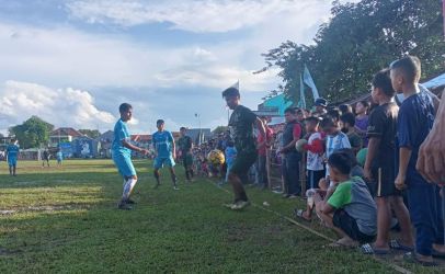 Laga pertama babak 8 besar antara HBB Boy dengan BAM FC Kalsel berlangsung seru.(Foto: dok/Panitia Bina Jaya Cup).