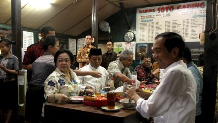 Presiden Jokowi saat makan siang. (Foto : Setpres)
