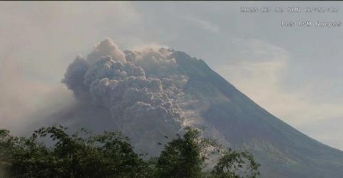 Gunung Merapi terus mengeluarkan awan panas. (Ist)