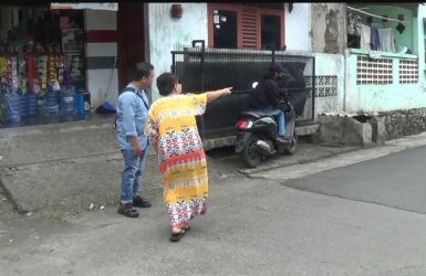 Situasi seorang nenek terlihat bingung ketika mengalami jamnbret saat sedang melakukan menelpon.