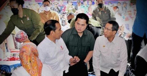 Presiden Jokowi bersama Menteri BUMN Erick Thohir dan Pj Gubernur DKI Heru Budi Hartono saat meninjau korban terdampak kebakaran Plumpang pada Minggu (5/3)  (foto : Setpres)