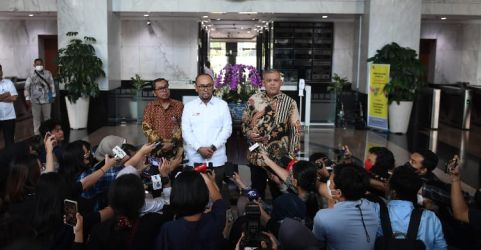 Ketua PPATK Ivan Yustiavandana saat memberikan keterangan pers. (Ist)