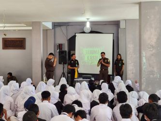 Kejari Tangsel memberi wawasan perihal hukum kepada para siswa di SMPN 9, Senin (6/3/2023). (tangselpos.id/rmn)