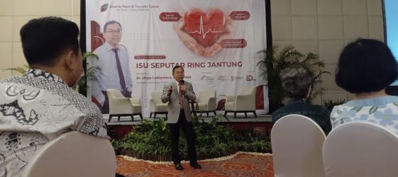 Dr Utoro Lubiantoro saat memberikan seminar kesehatan. (Ist)